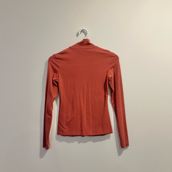 Frank and Oak | The Essential Long Sleeve Mockneck in dark coral sustainable - Picture 4 of 6